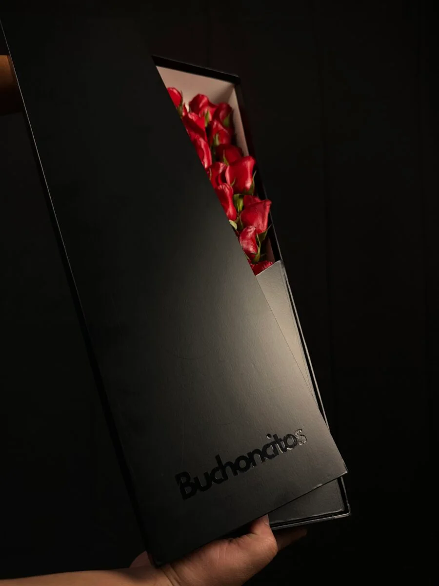 Caja vertical de 24 rosas