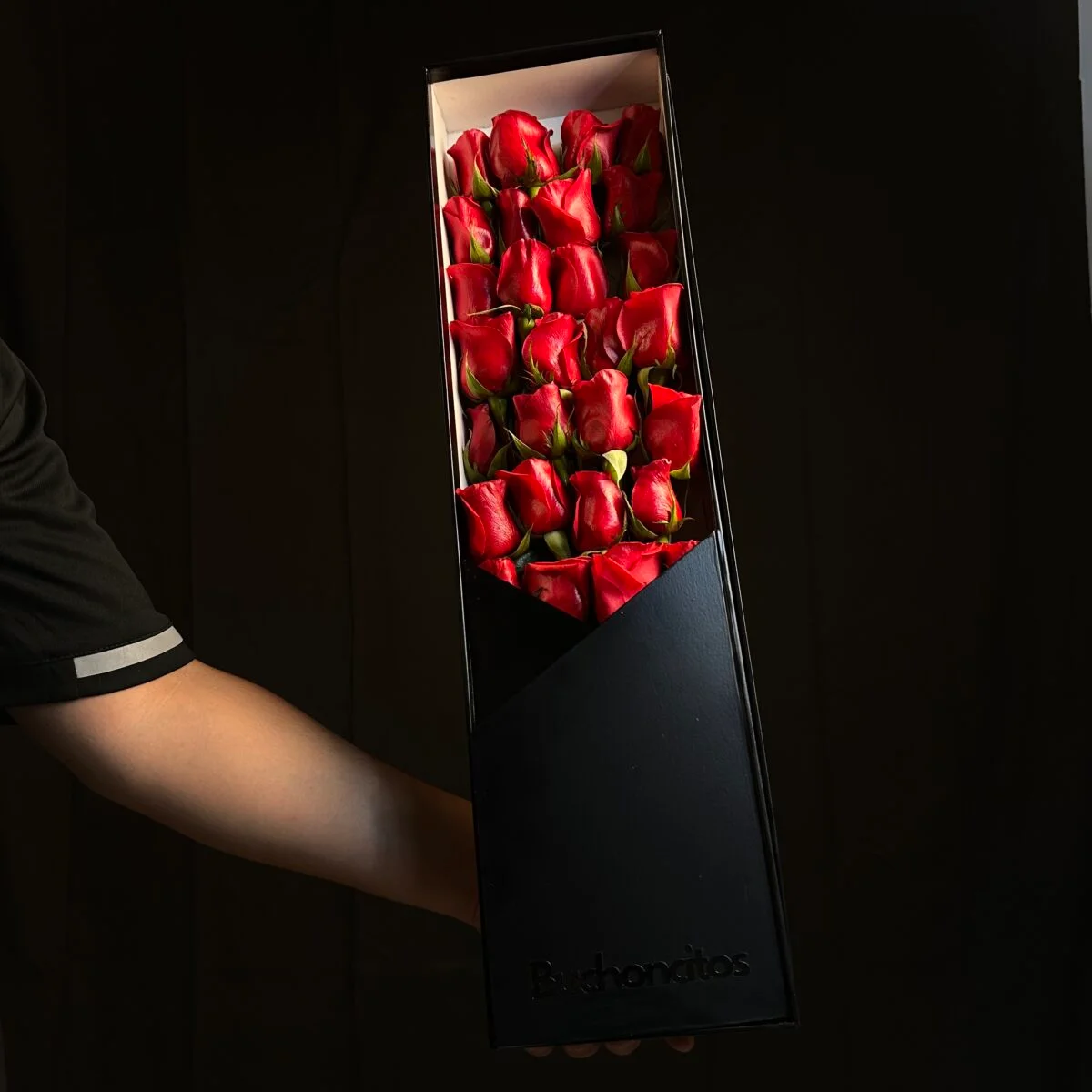 Caja vertical de 24 rosas