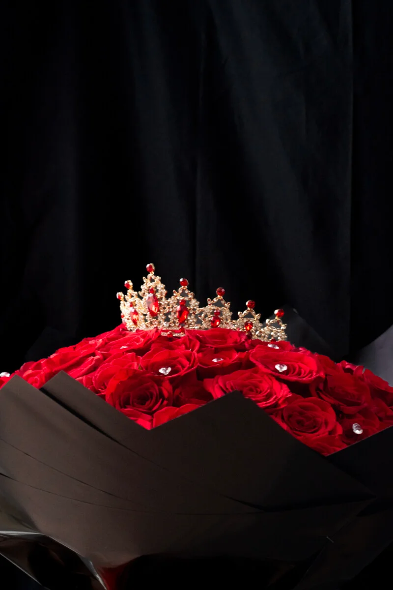 Ramo de 100  rosas con tiara — Buchoncitos