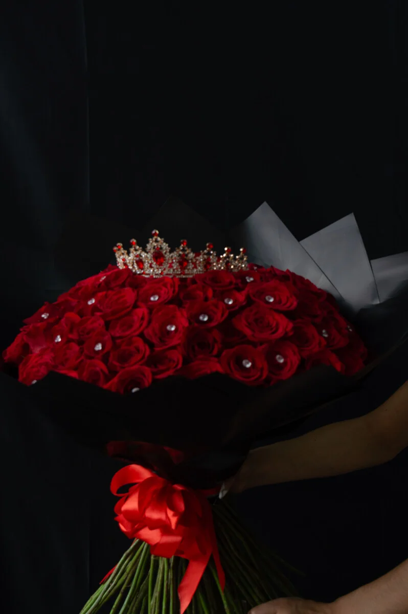 Ramo de 100  rosas con tiara