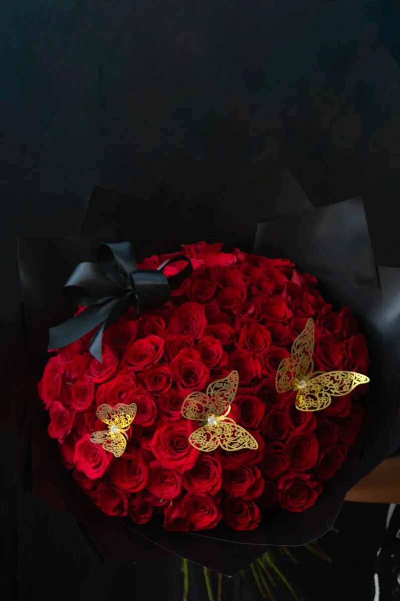 Ramo de 200 rosas con mariposas y moño — Buchoncitos
