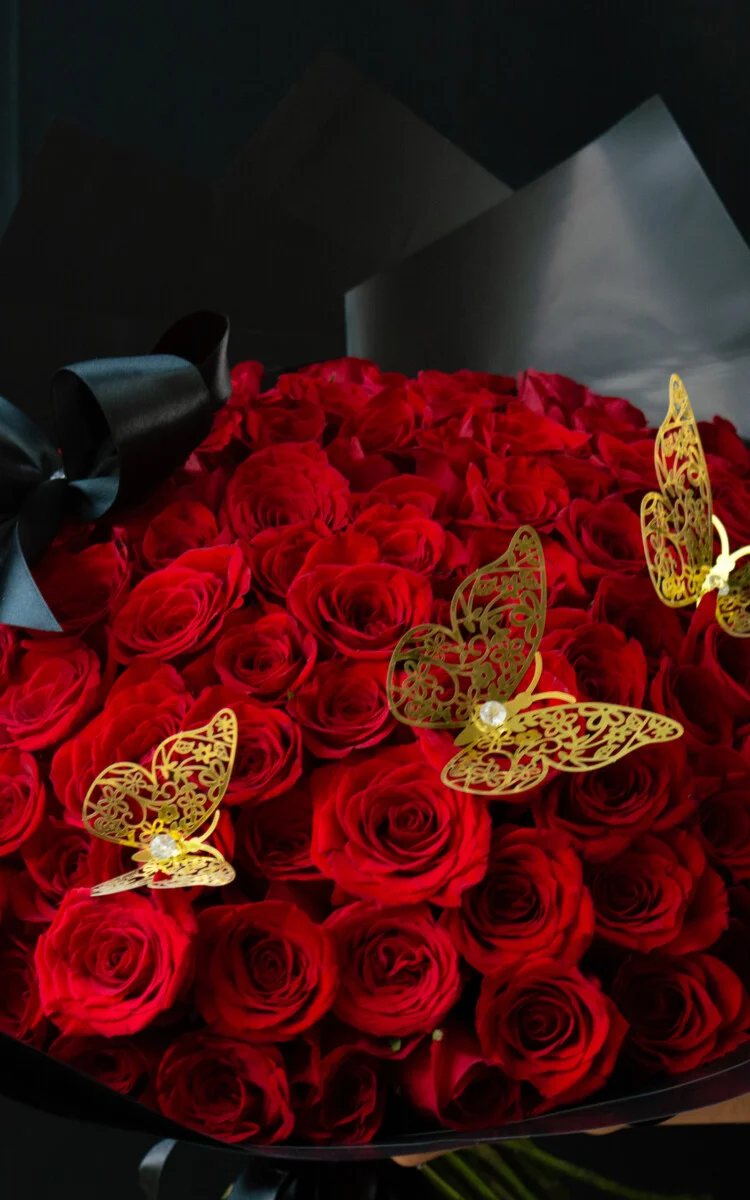 Ramo de 200 rosas con mariposas y moño