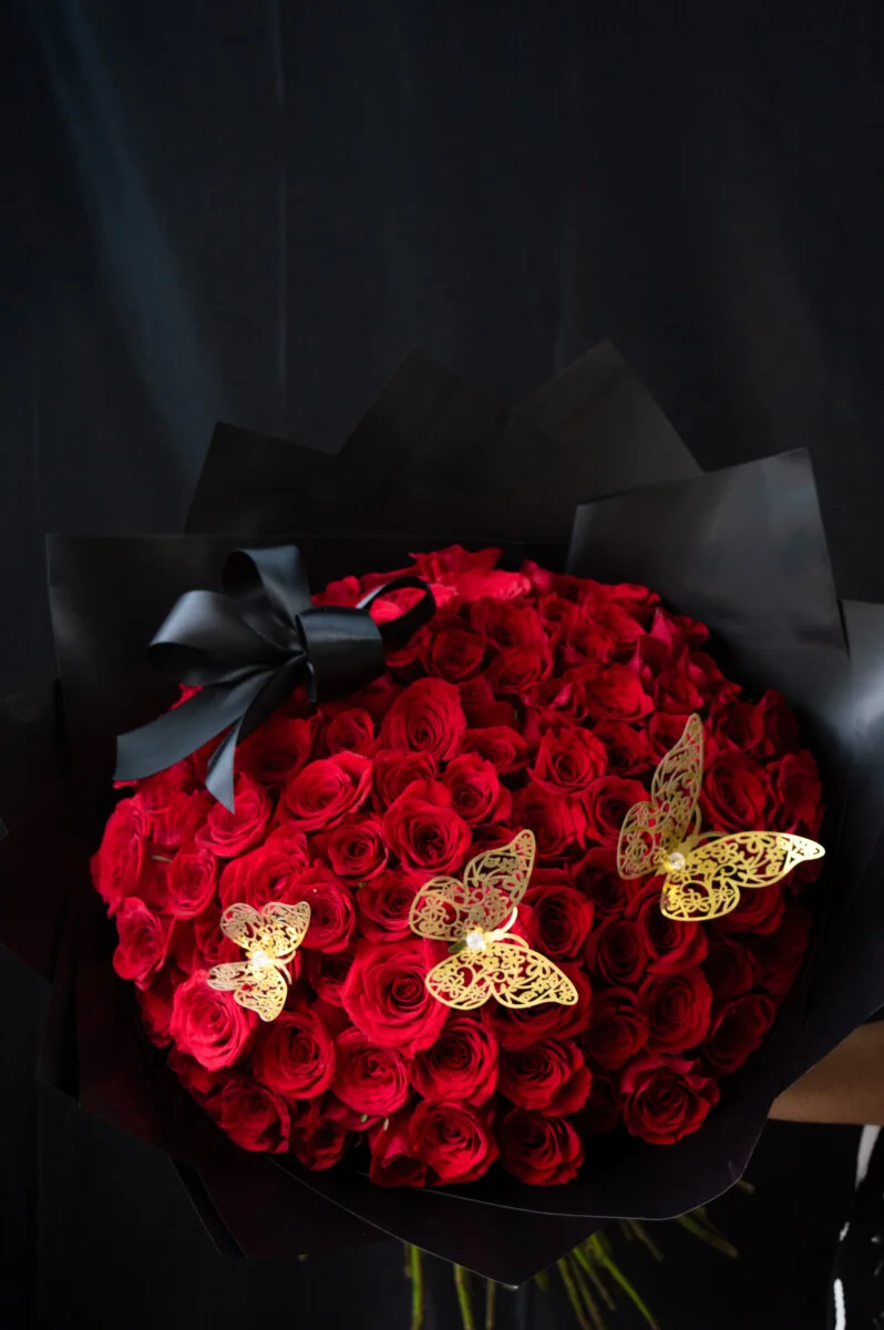 Ramo de 200 rosas con mariposas y moño