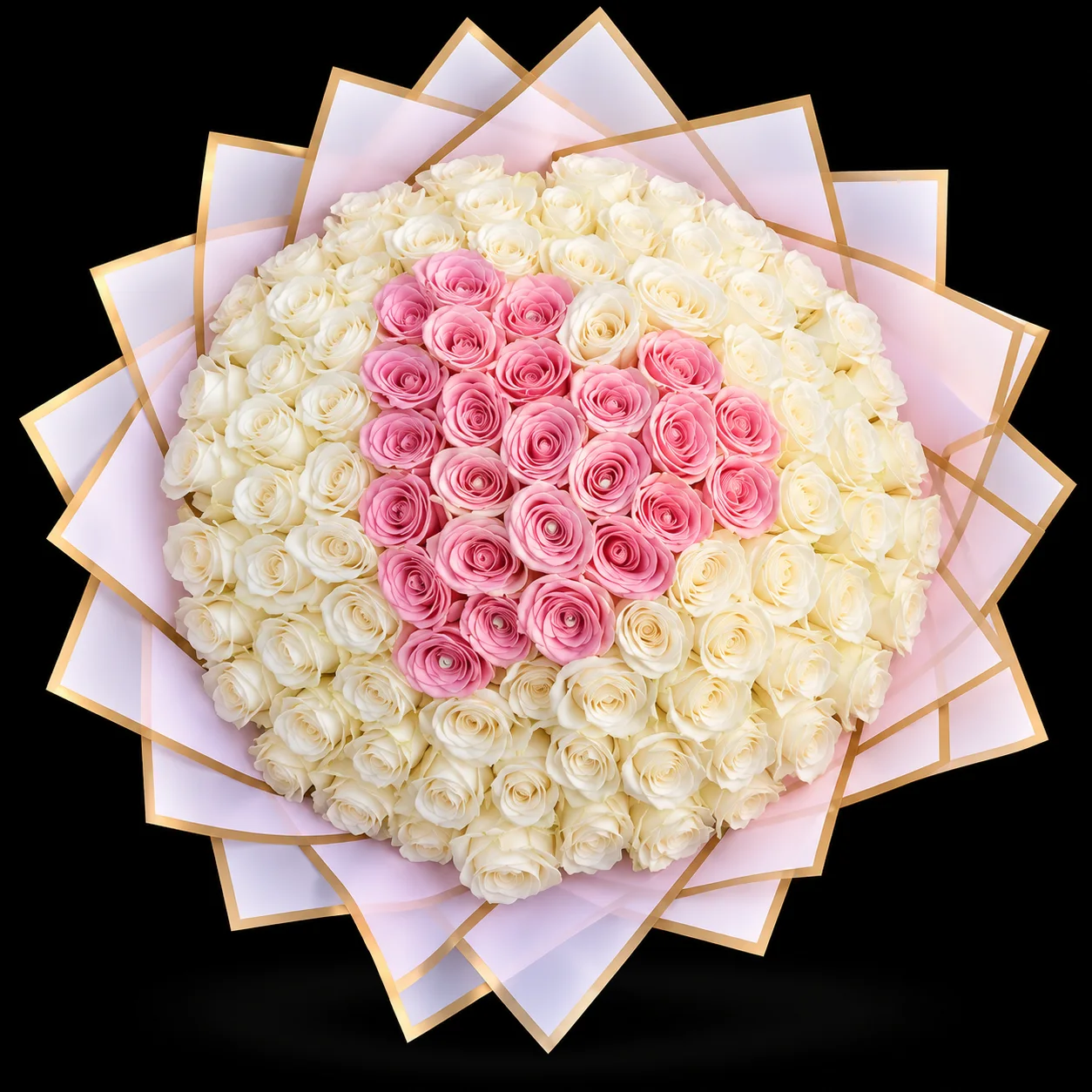 Ramo buchon de rosas blancas y rosadas que forman figura de corazon