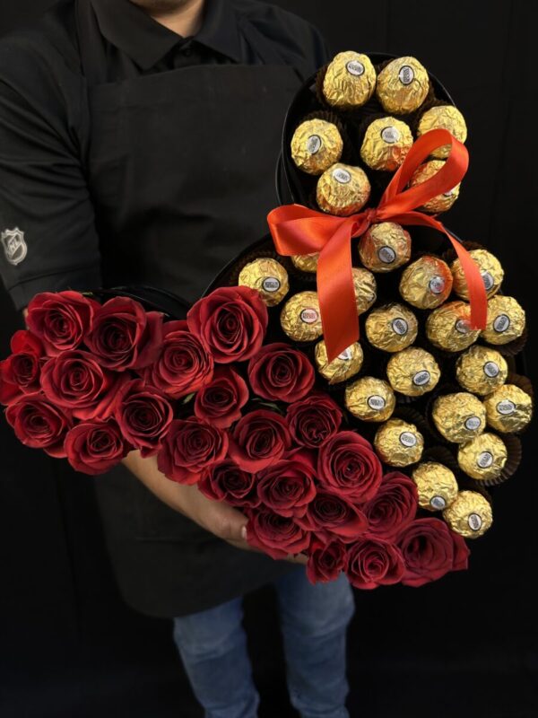 Mickey Mouse de rosas con chocolates Ferrero - Imagen 2