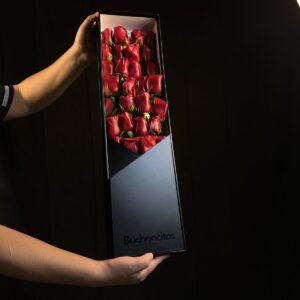 Caja vertical de 24 rosas