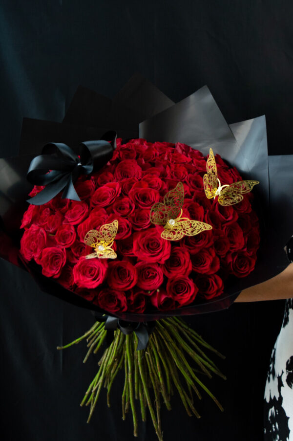 Ramo de 200 rosas con mariposas y moño - Imagen 2