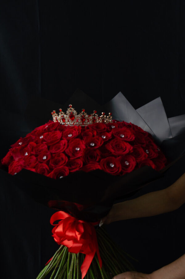 Ramo de 100  rosas con tiara - Imagen 4